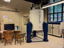 The 700 MegaHertz magnet with console and workstation